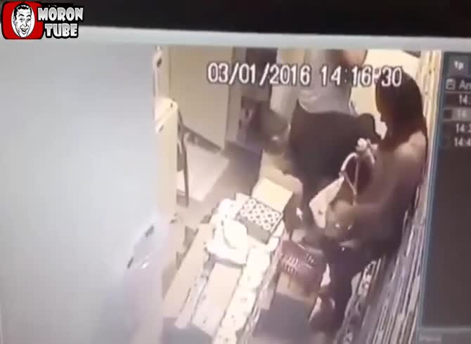 Video :A guy gets killed by two robbers during a bakery theft